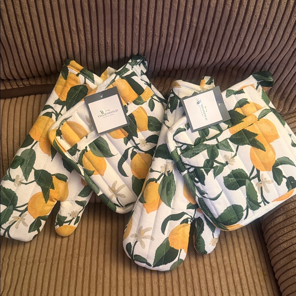 Lemon Print Oven Mitt and Pot Holder Set you get both